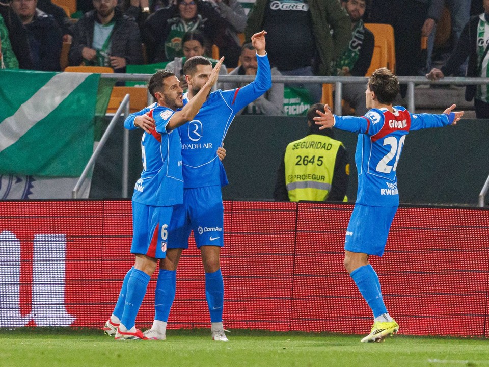 Dávid Hancko oslavuje so spoluhráčmi gól v sieti Realu Betis.