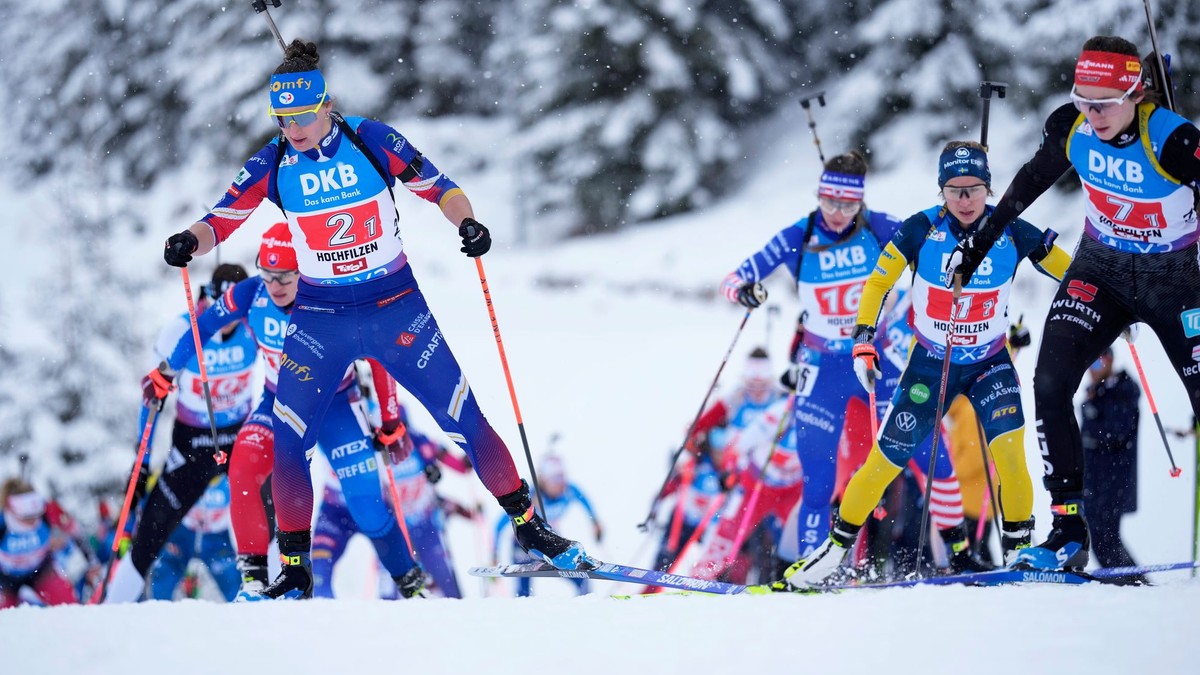 Slovenská biatlonistka Paulína Bátovská Fialková (druhá zľava)