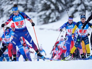 Slovenská biatlonistka Paulína Bátovská Fialková (druhá zľava)