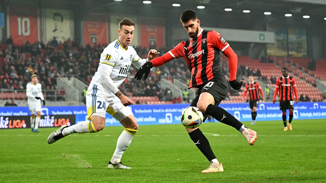 vpravo hráč Trnavy Adrian Zeljkovič a hráč Košíc Dominik Kružliak