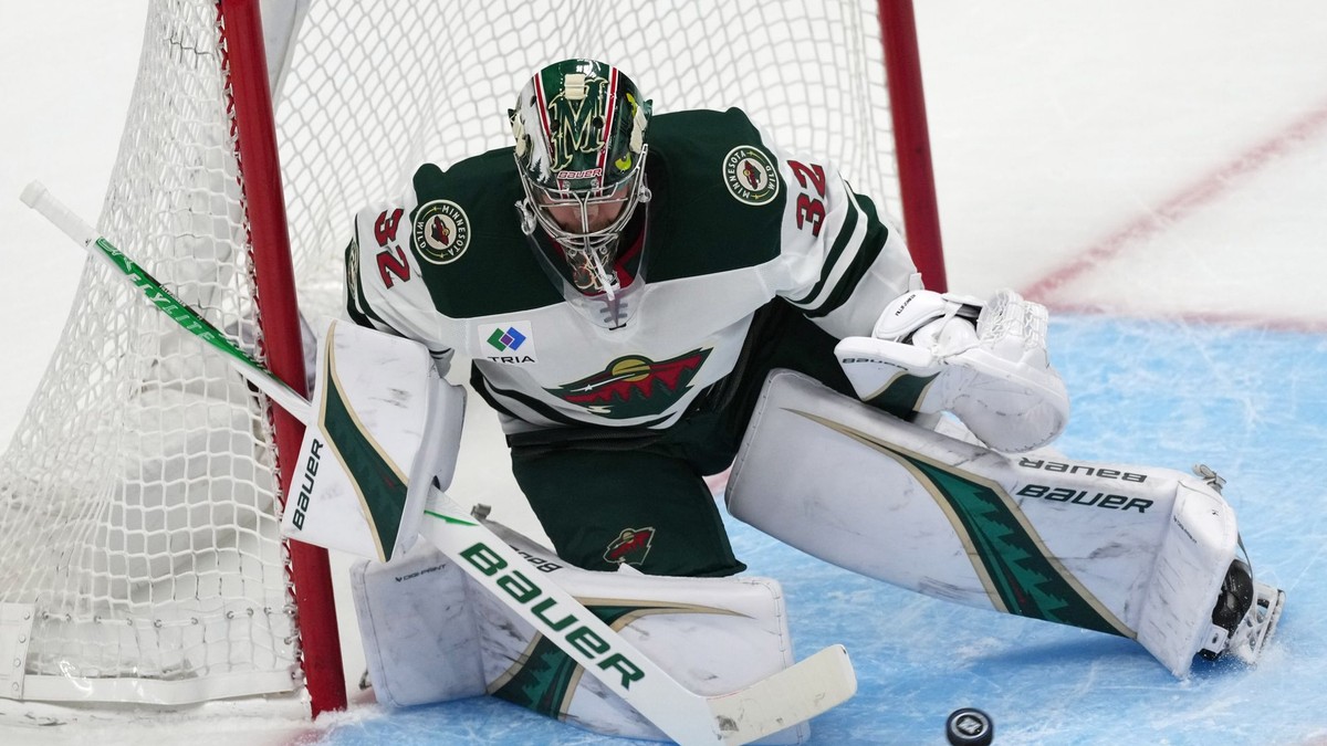 Na snímke brankár Minnesoty Filip Gustavsson.
