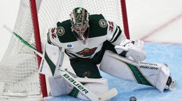 Na snímke brankár Minnesoty Filip Gustavsson.