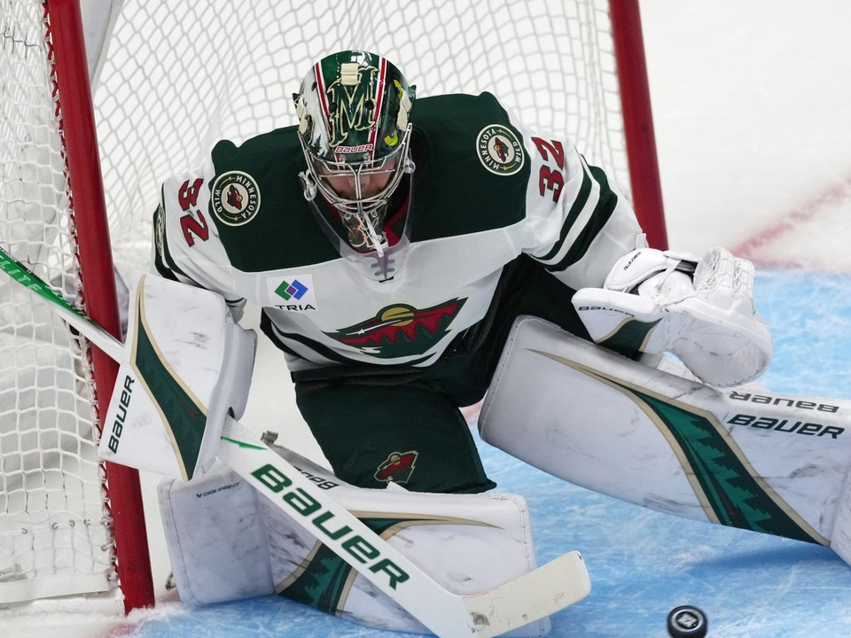 Na snímke brankár Minnesoty Filip Gustavsson.