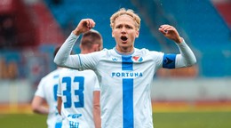 Futbalisti FC Baník Ostrava oslavujú gól.