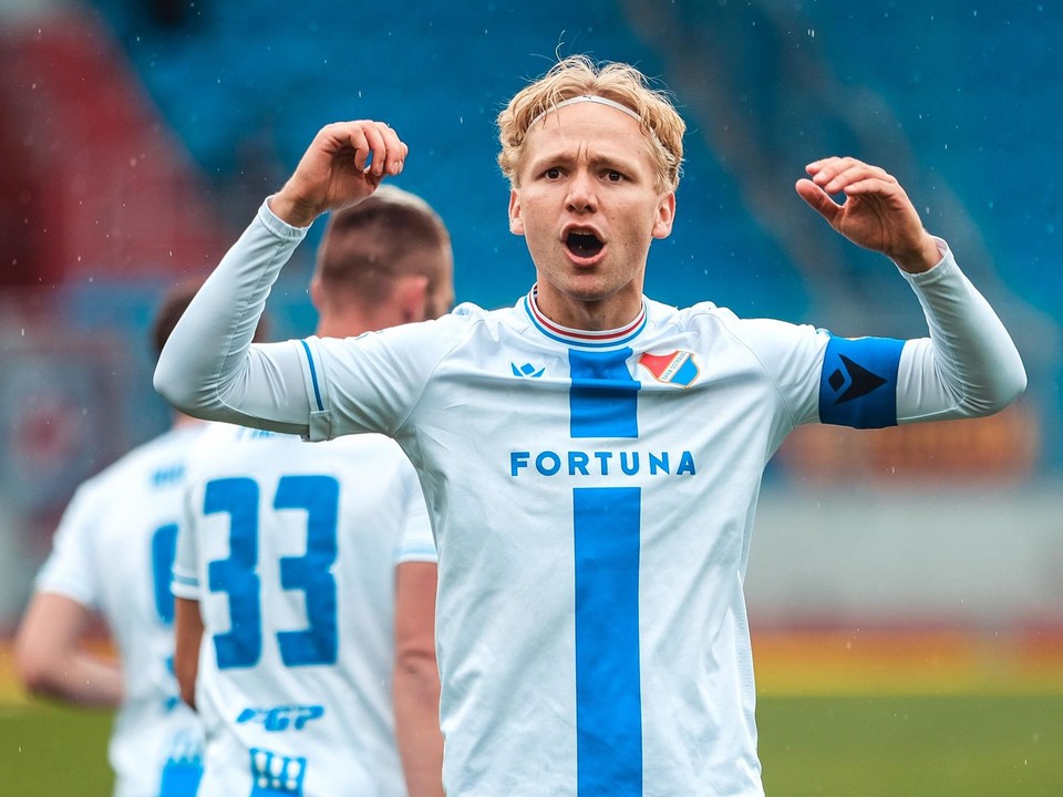 Futbalisti FC Baník Ostrava oslavujú gól.