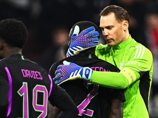 Manuel Neuer a Dayot Upamecano
