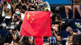 Čínska vlajka na olympijských hrách v Tokiu. 