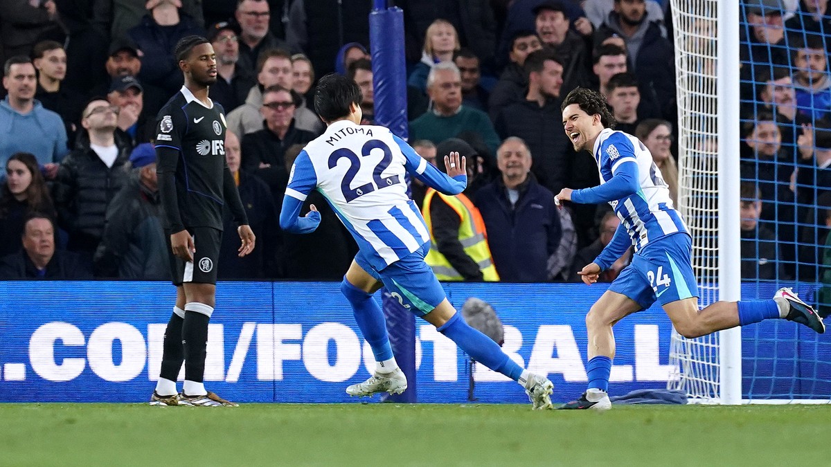 Hráči Brightonu sa tešia z gólu v zápase s Chelsea