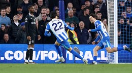 Hráči Brightonu sa tešia z gólu v zápase s Chelsea