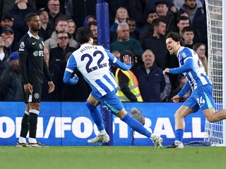 Hráči Brightonu sa tešia z gólu v zápase s Chelsea