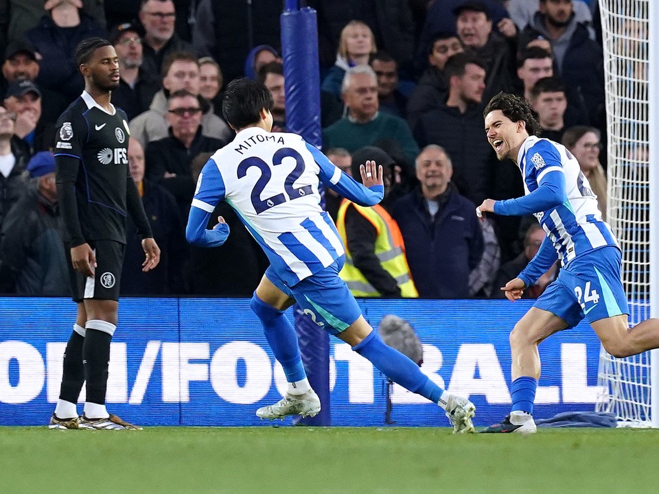 Hráči Brightonu sa tešia z gólu v zápase s Chelsea