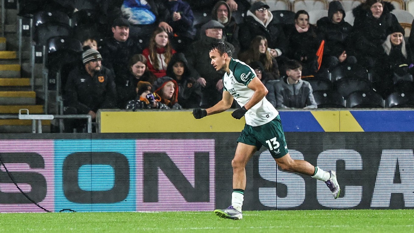 Dávid Strelec oslavuje gól do siete Hull City.