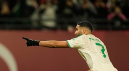 Riyad Mahrez sa teší z víťazstva Alžírska.