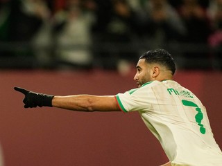 Riyad Mahrez sa teší z víťazstva Alžírska.