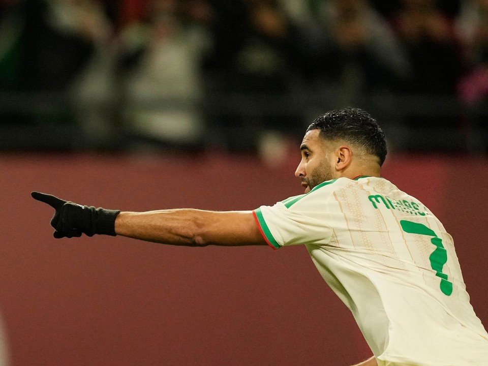 Riyad Mahrez sa teší z víťazstva Alžírska.