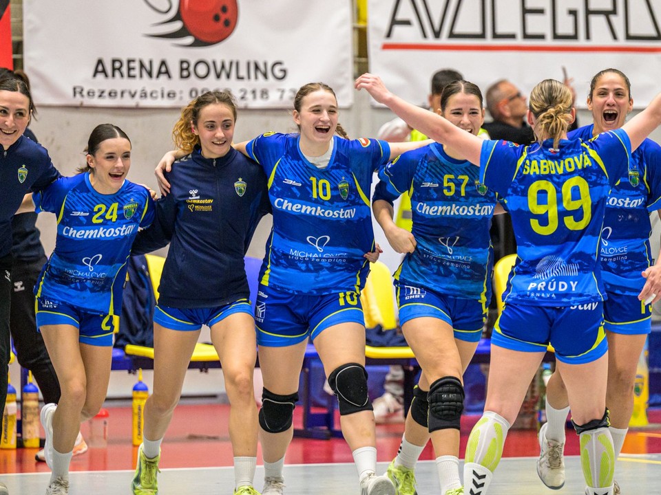 Hádzanárky Michaloviec sa tešia z postupu.