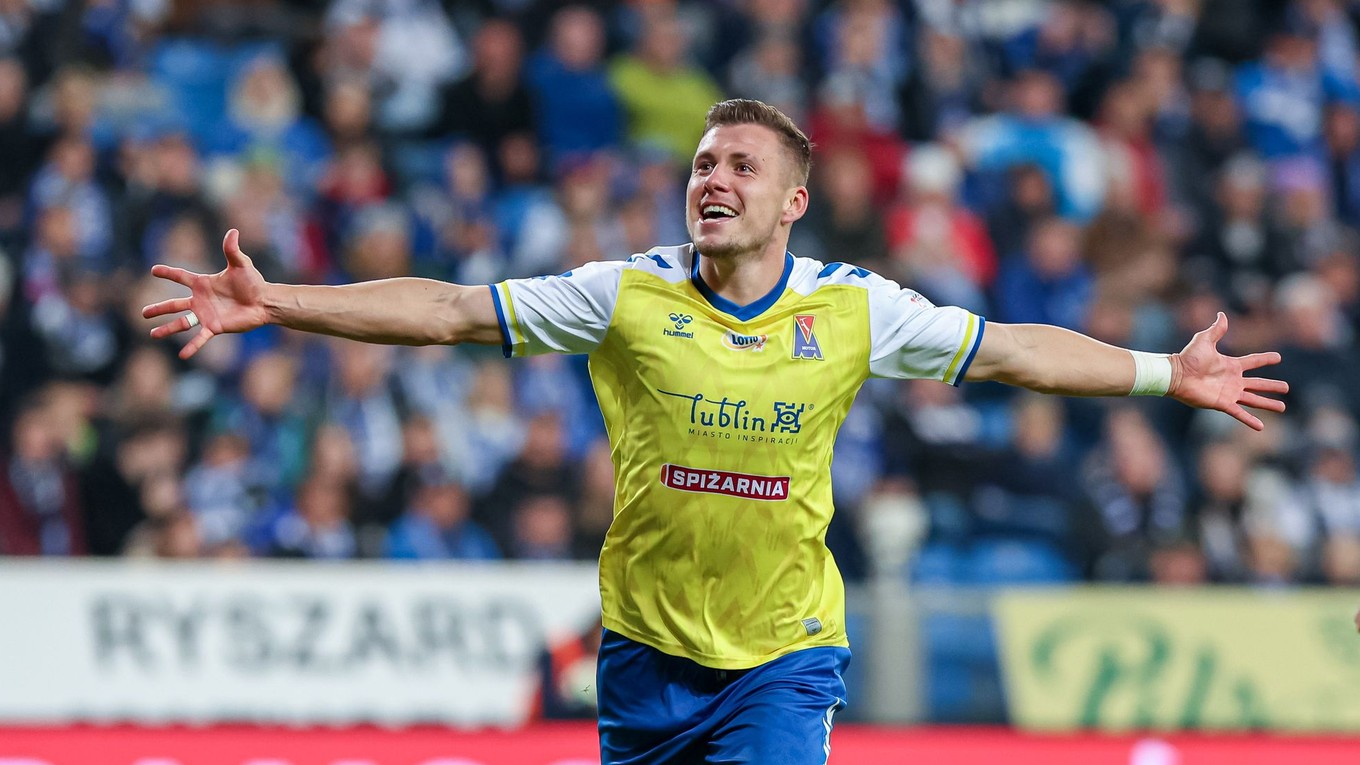 Slovenský futbalista Samuel Mráz strieľa gól v drese Motoru Lublin.