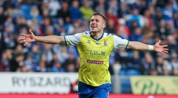 Slovenský futbalista Samuel Mráz strieľa gól v drese Motoru Lublin.
