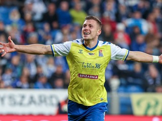 Slovenský futbalista Samuel Mráz strieľa gól v drese Motoru Lublin.