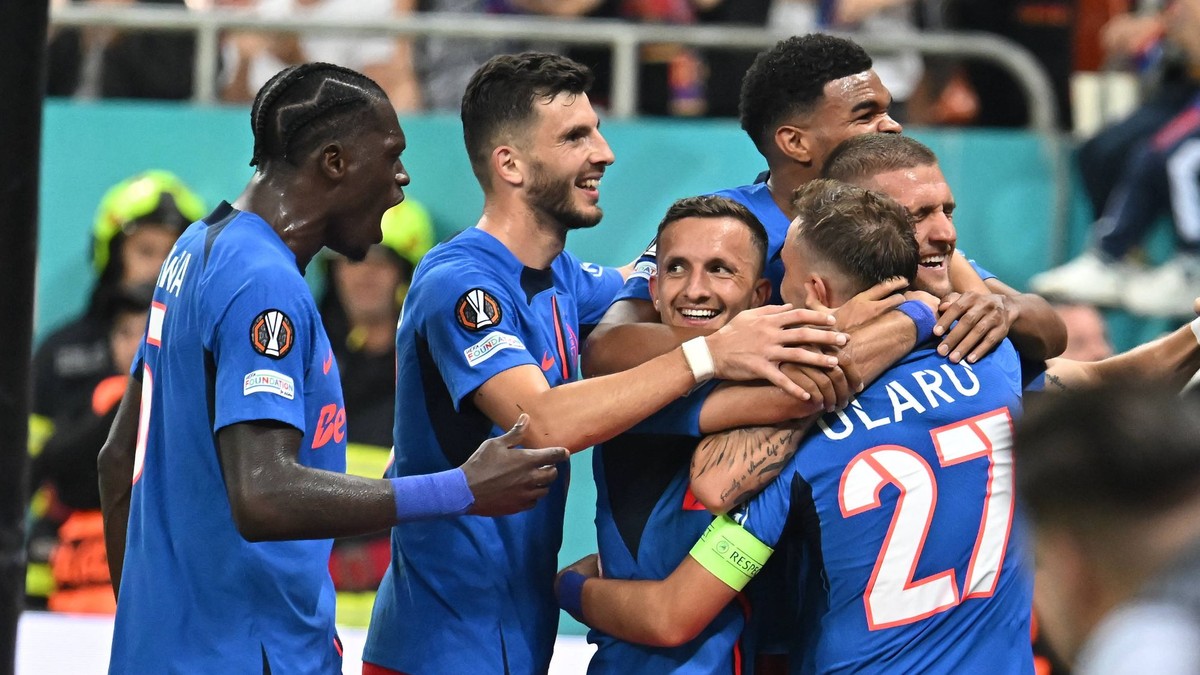 Na snímke sú futbalisti rumunského klubu FCSB. 