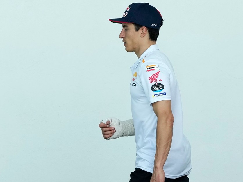 Pretekár MotoGP Marc Márquez po operácii zranenej ruky. 
