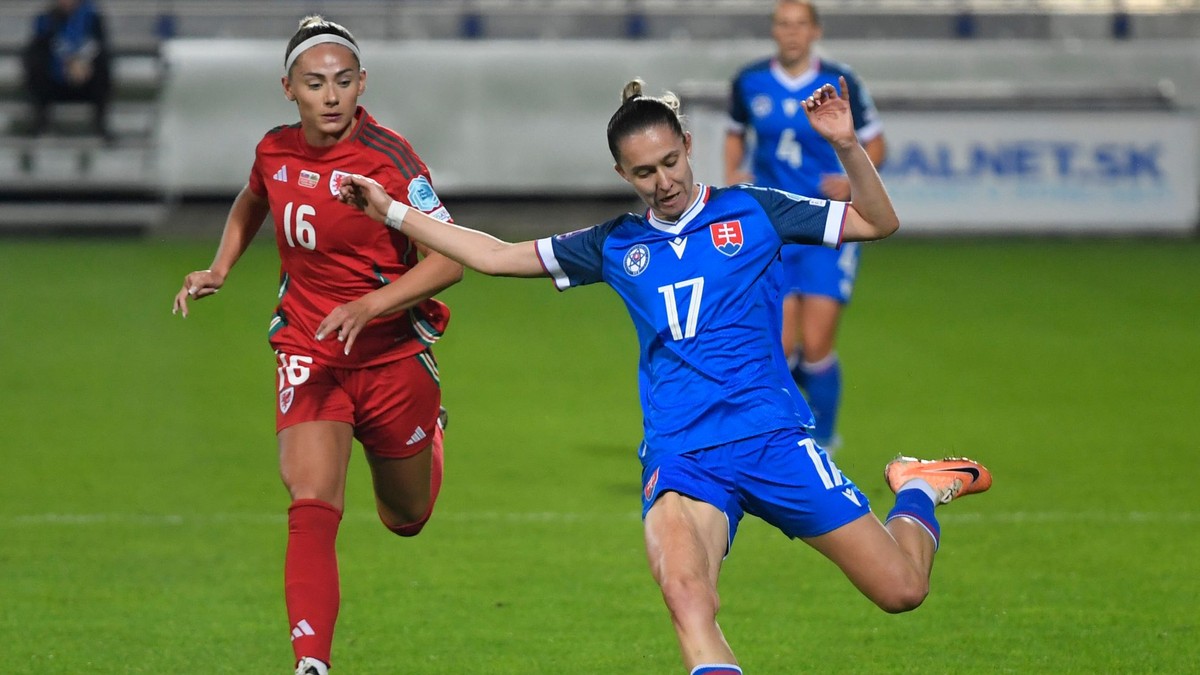 Mária Mikolajová (vpravo) v zápase Slovensko - Wales.