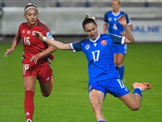 Mária Mikolajová (vpravo) v zápase Slovensko - Wales.