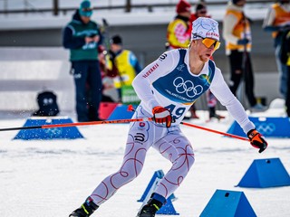 ONLINE: Peter Hinds dnes ide preteky s hromadným štartom v bežeckom lyžovaní na ZOH 2026.