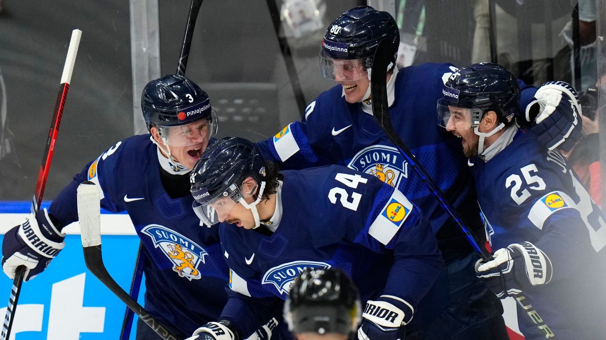 Gólové oslavy Hannesa Bjorninena s jeho spoluhráčmi v zápase Dánsko - Fínsko na MS v hokeji 2024.