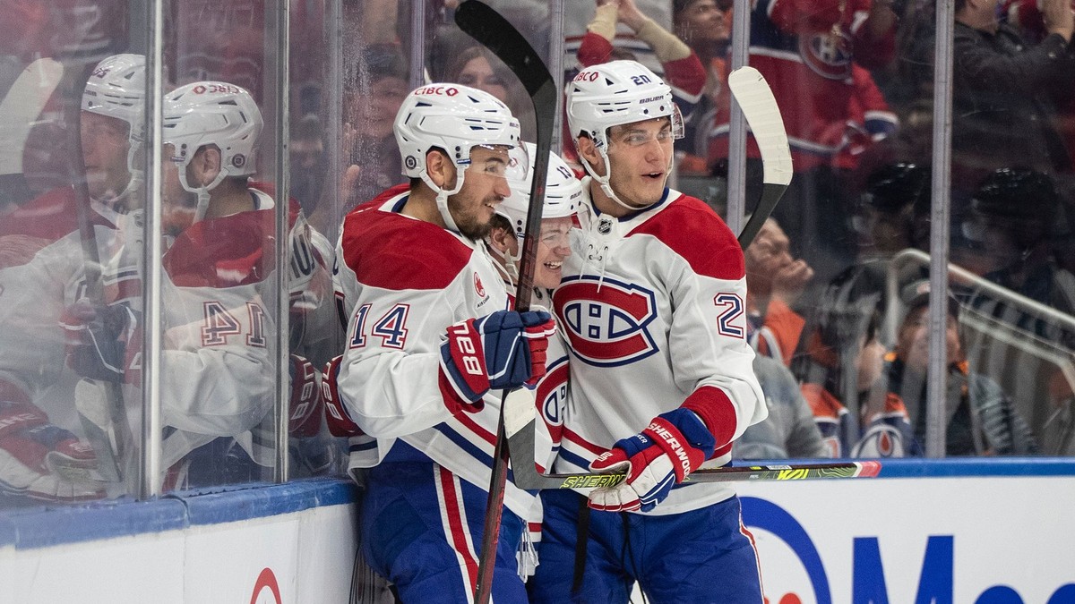 Zľava Nick Suzuki, Cole Caufield a Juraj Slafkovský sa v drese Montreal Canadiens tešia po strelenom góle.
