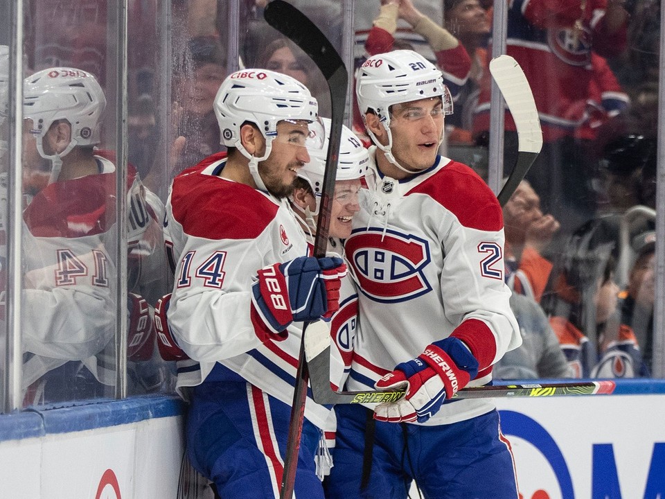 Zľava Nick Suzuki, Cole Caufield a Juraj Slafkovský sa v drese Montreal Canadiens tešia po strelenom góle.