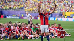 Erling Haaland (v popredí) vedie svoj tím pri predvázaní legendárneho vikingského veslovania
