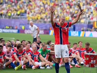 Erling Haaland (v popredí) vedie svoj tím pri predvázaní legendárneho vikingského veslovania