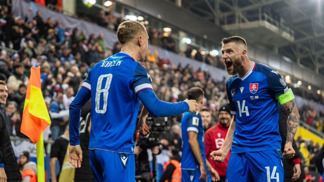 Tomáš Bobček (8) a Milan Škriniar oslavujú gól.