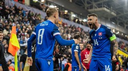 Tomáš Bobček (8) a Milan Škriniar oslavujú gól.