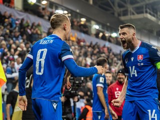 Tomáš Bobček (8) a Milan Škriniar oslavujú gól.