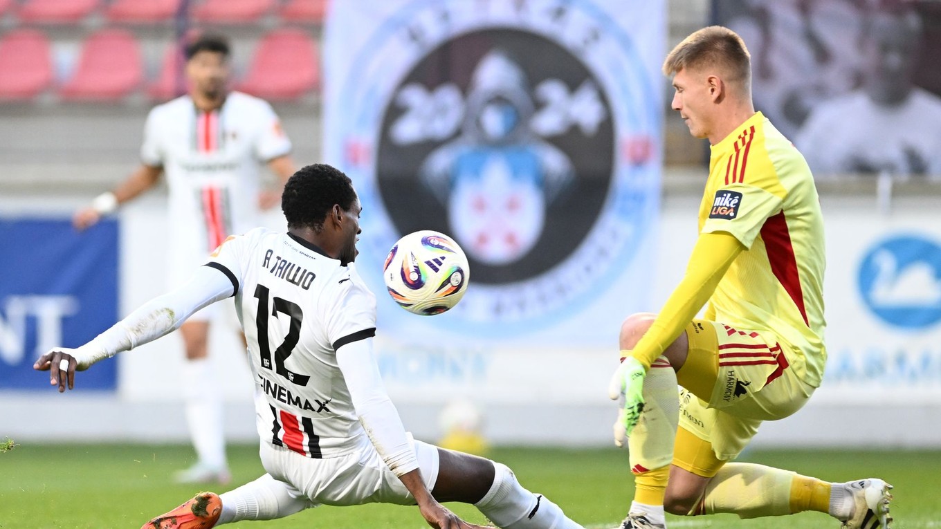 Brankár Ružomberka Dominik Ťapaj (vpravo)