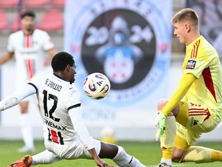 Brankár Ružomberka Dominik Ťapaj (vpravo)