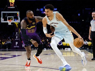 Victor Wembanyama a LeBron James v zápase LA Lakers - San Antonio Spurs.