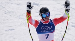 Švajčiar Franjo von Allmen oslavuje víťazstvo v super-G.