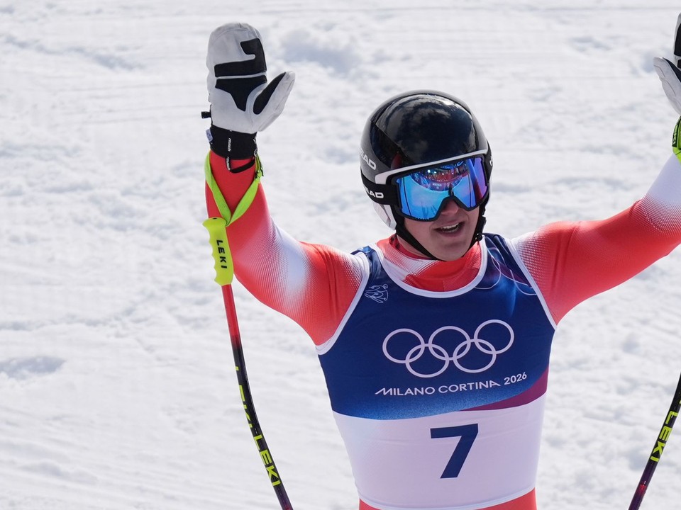 Švajčiar Franjo von Allmen oslavuje víťazstvo v super-G.