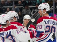 Juraj Slafkovský sa so spoluhráčmi z Montreal Canadiens teší po strelenom góle.