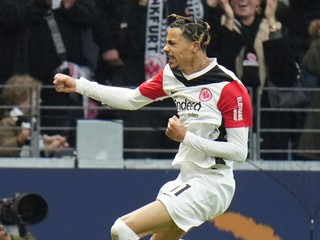 Hugo Ekitike oslavuje gól.