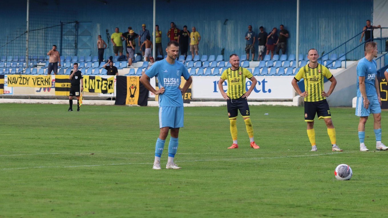 Z jesenného zápasu Šaľa – Inter (3:2) zľava domáci Lukáš Remeň a interisti Kristián Mihálek (2) s Ivanom Betíkom (17).