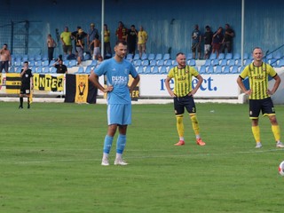 Z jesenného zápasu Šaľa – Inter (3:2) zľava domáci Lukáš Remeň a interisti Kristián Mihálek (2) s Ivanom Betíkom (17).