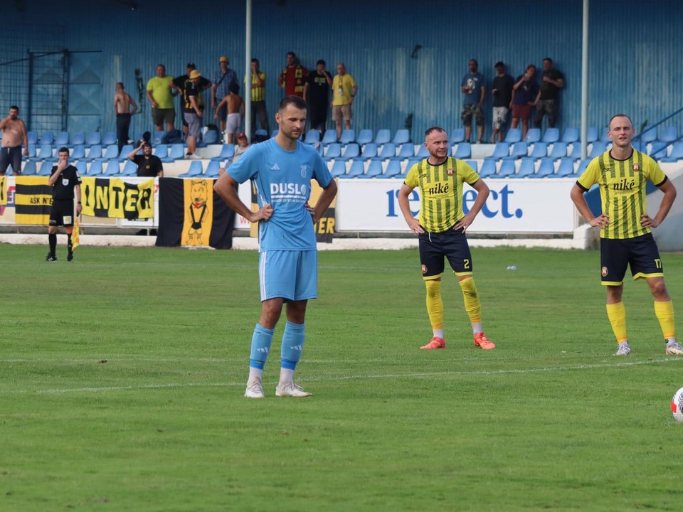 Z jesenného zápasu Šaľa – Inter (3:2) zľava domáci Lukáš Remeň a interisti Kristián Mihálek (2) s Ivanom Betíkom (17).