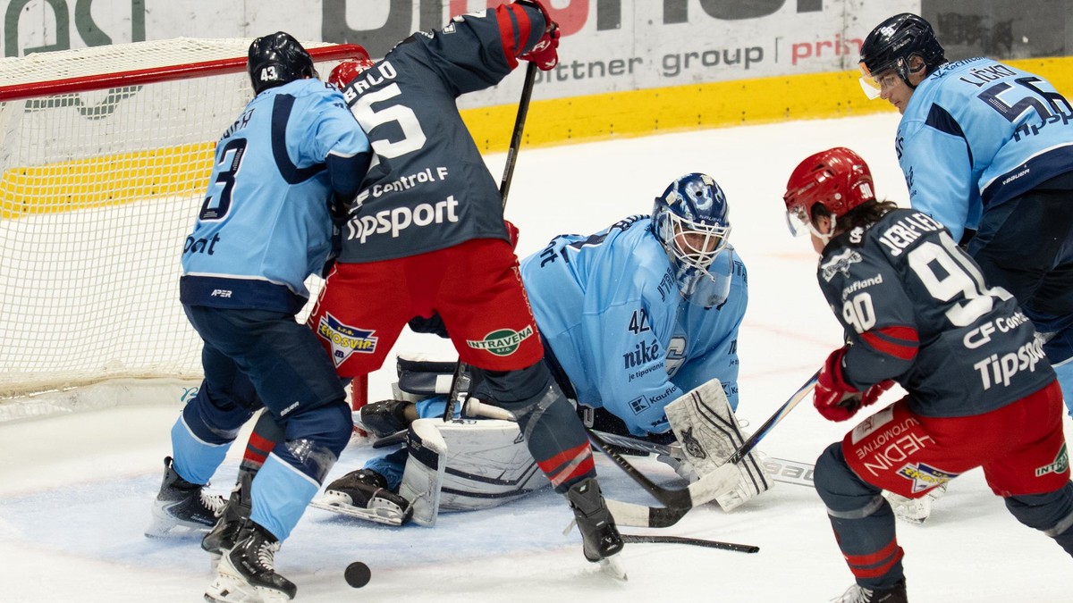 Brankár Patrik Rybár (Slovan) a hráči Darren Archibald a Keltie Jeri-Leon (obaja HC Prešov)