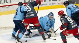 Brankár Patrik Rybár (Slovan) a hráči Darren Archibald a Keltie Jeri-Leon (obaja HC Prešov)