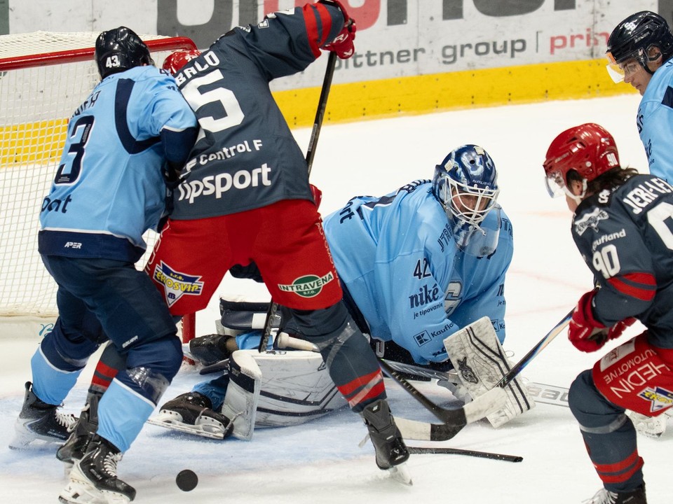 Brankár Patrik Rybár (Slovan) a hráči Darren Archibald a Keltie Jeri-Leon (obaja HC Prešov)