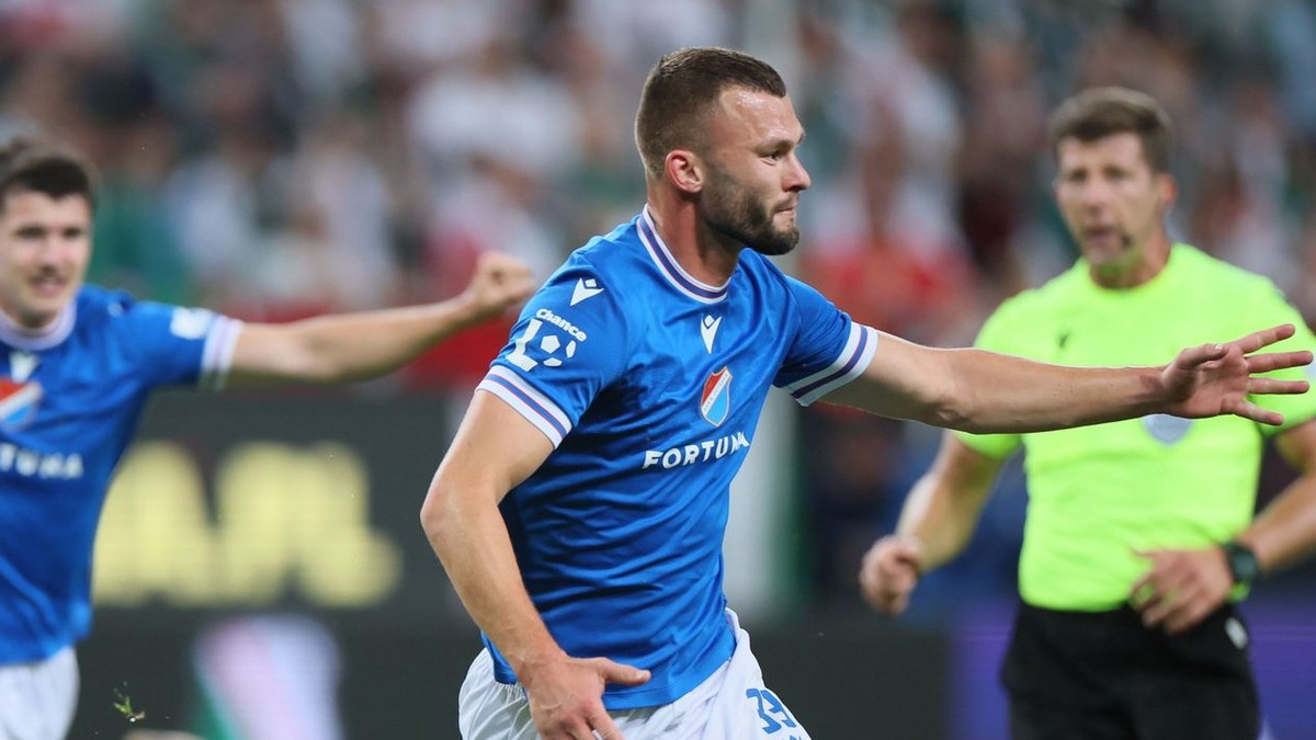 Slovenský futbalový útočník Erik Prekop (uprostred) z Baníka Ostrava sa raduje z gólu počas odvetného zápasu 2. predkola Európskej ligy Legia Varšava - Baník Ostrava .